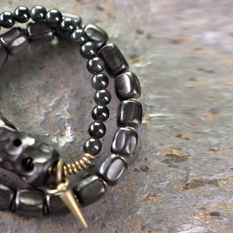 Pulsera de doble vuelta con piedras de Buda, madera de ébano, obsidiana negra, cobre y latón.