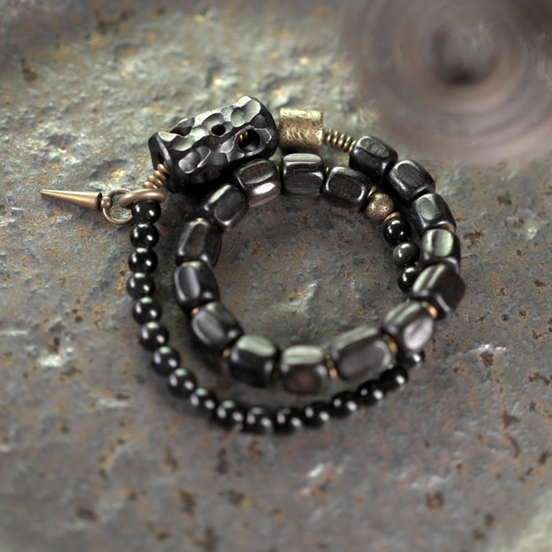 Pulsera de doble vuelta con piedras de Buda, madera de ébano, obsidiana negra, cobre y latón.