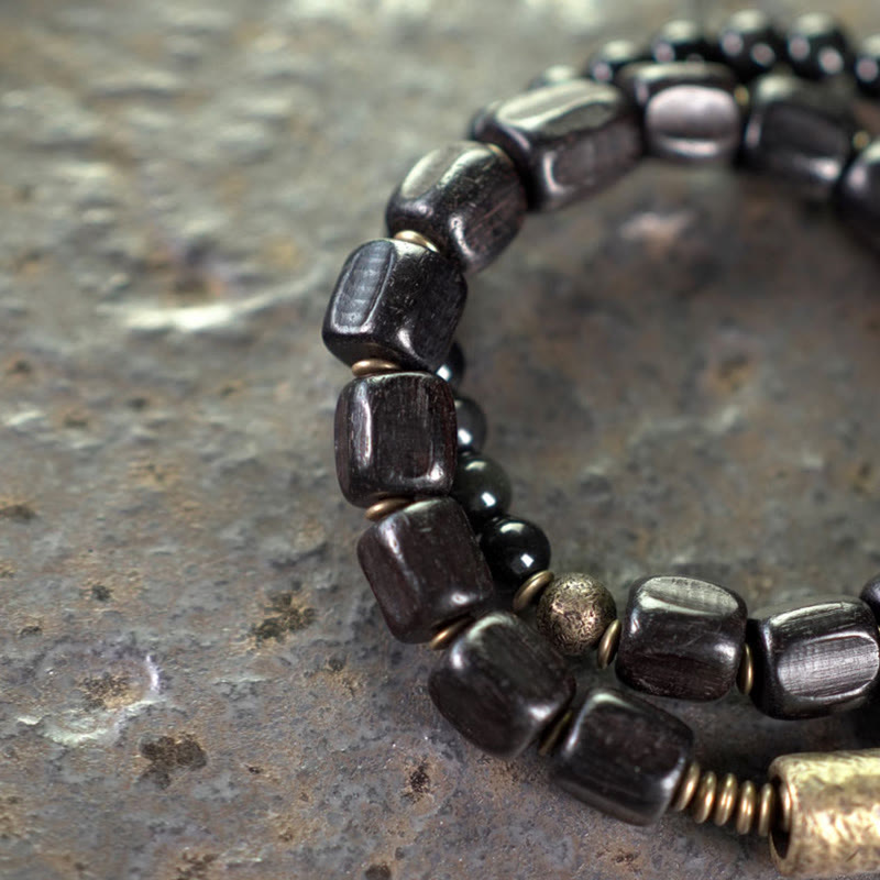 Pulsera de doble vuelta con piedras de Buda, madera de ébano, obsidiana negra, cobre y latón.