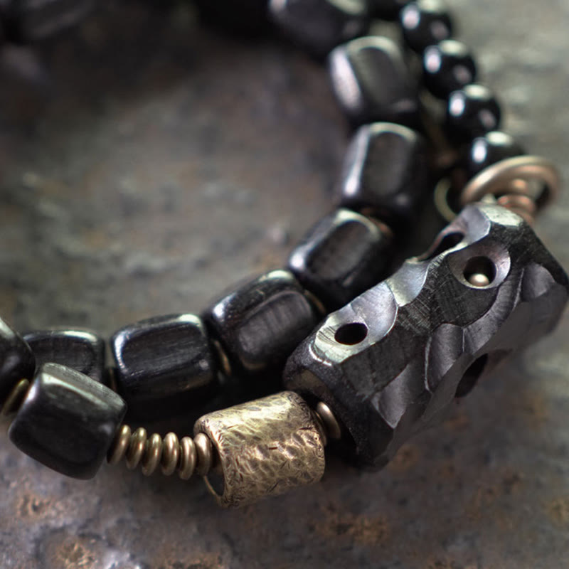 Pulsera de doble vuelta con piedras de Buda, madera de ébano, obsidiana negra, cobre y latón.