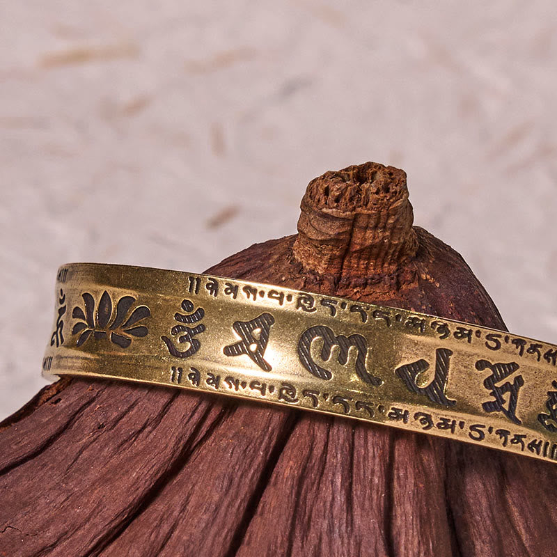 Brazalete de la paz de cobre y latón con seis palabras verdaderas de Buda, Om Mani Padme Hum, Sutra del Corazón, loto