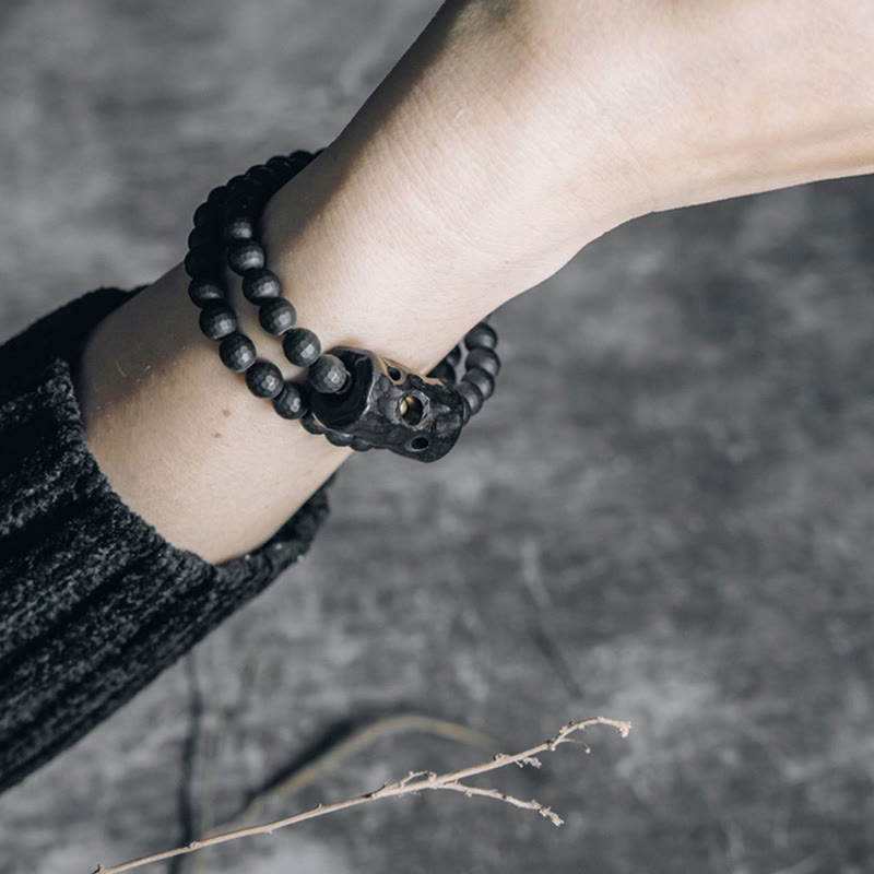 Pulsera protectora de doble vuelta de ónix negro y ébano con superficie esmerilada y piedras de Buda