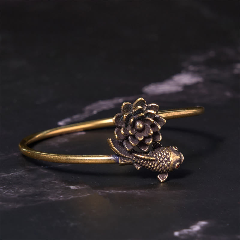 Pulsera de cobre y latón con piedras de Buda, flor de loto y pez koi para la iluminación y la suerte.