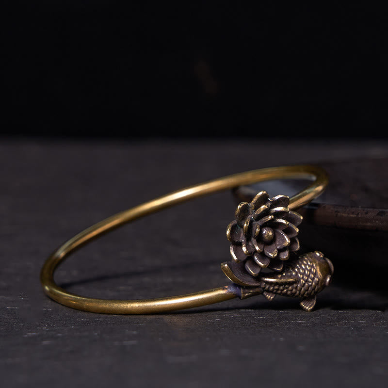 Pulsera de cobre y latón con piedras de Buda, flor de loto y pez koi para la iluminación y la suerte.