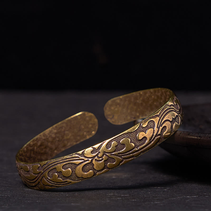 Pulsera brazalete de equilibrio de cobre y latón con flores y piedras de Buda para el autocuidado