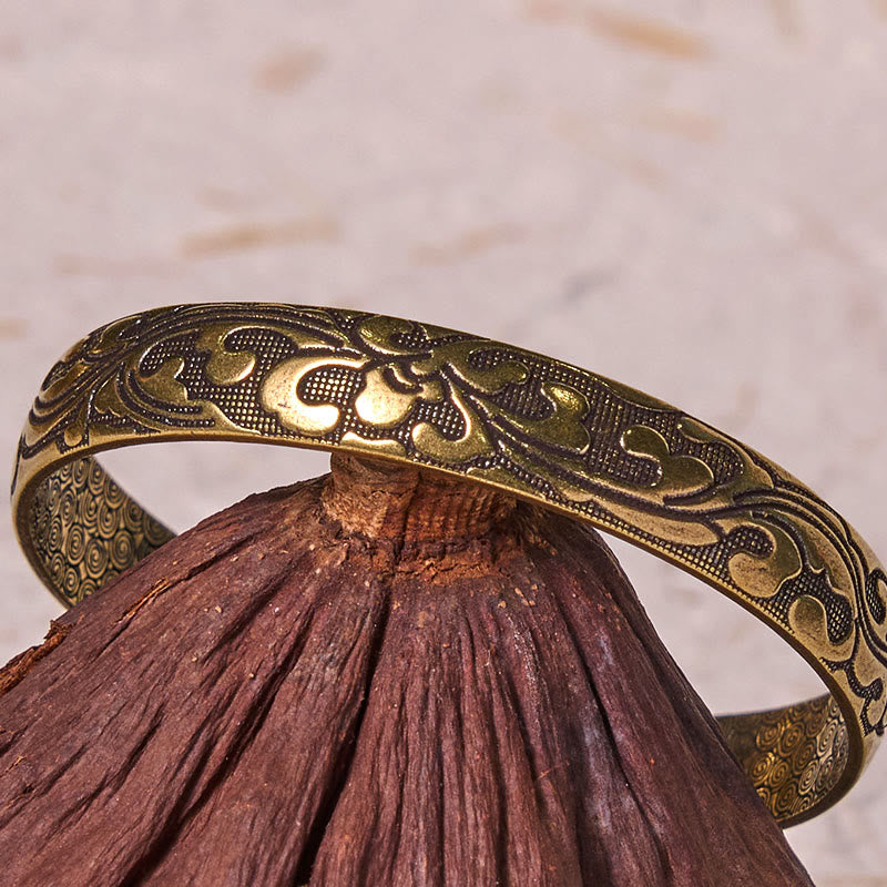 Pulsera brazalete de equilibrio de cobre y latón con flores y piedras de Buda para el autocuidado