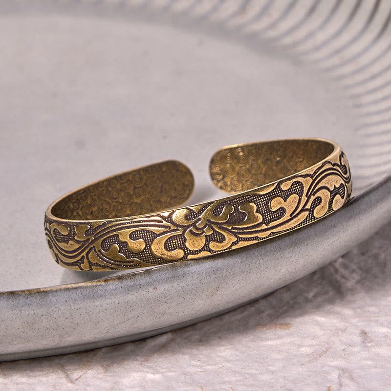 Pulsera brazalete de equilibrio de cobre y latón con flores y piedras de Buda para el autocuidado