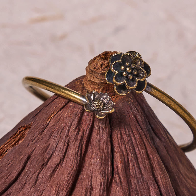 Pulsera curativa de cobre y latón con piedras de Buda y flor de durazno