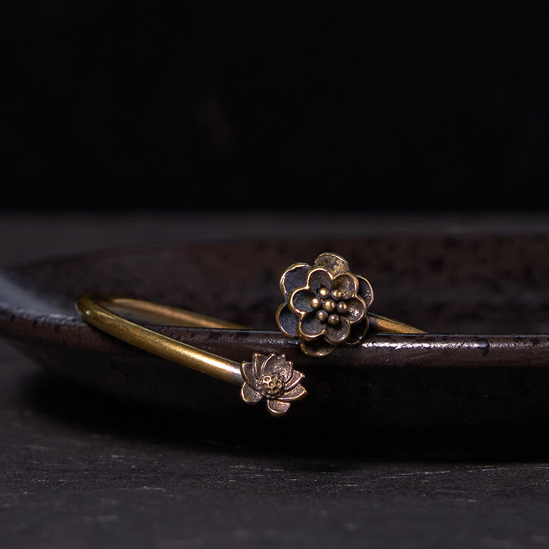 Pulsera curativa de cobre y latón con piedras de Buda y flor de durazno