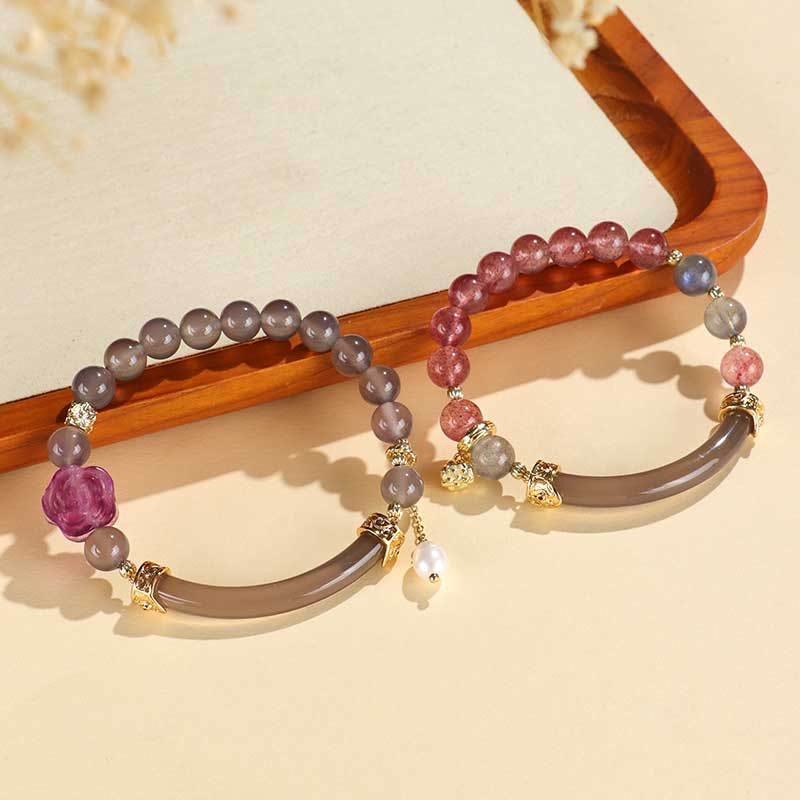 Brazalete de media perla con cuarzo fresa, labradorita, fluorita y piedras de Buda