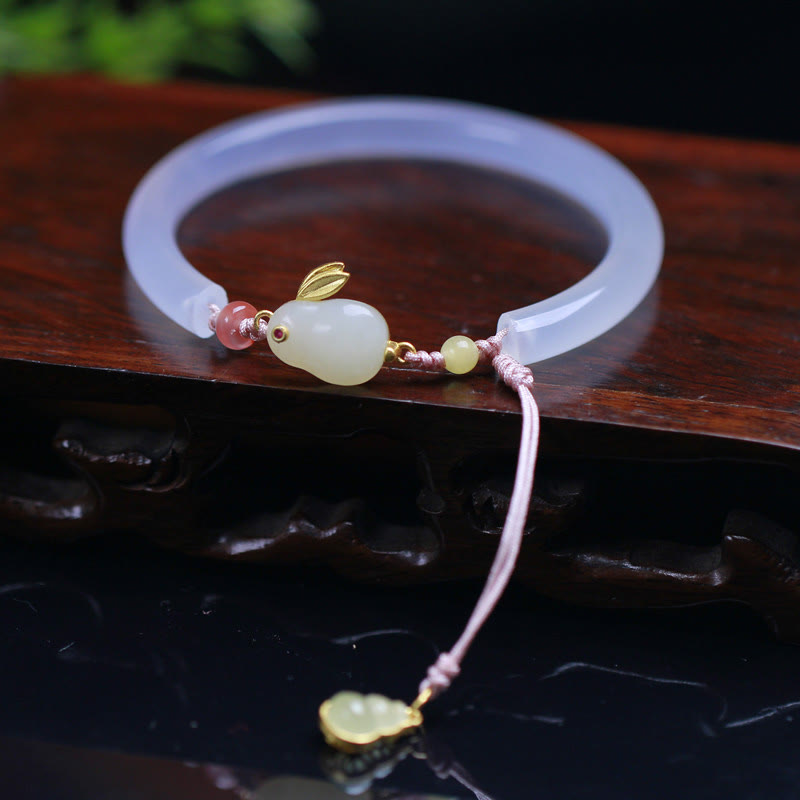 Pulsera con cuentas de ágata blanca natural y jade hetiano con diseño de conejo