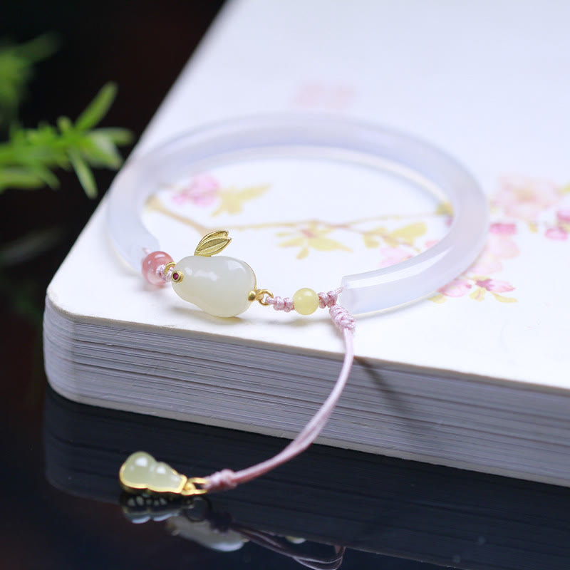 Pulsera con cuentas de ágata blanca natural y jade hetiano con diseño de conejo