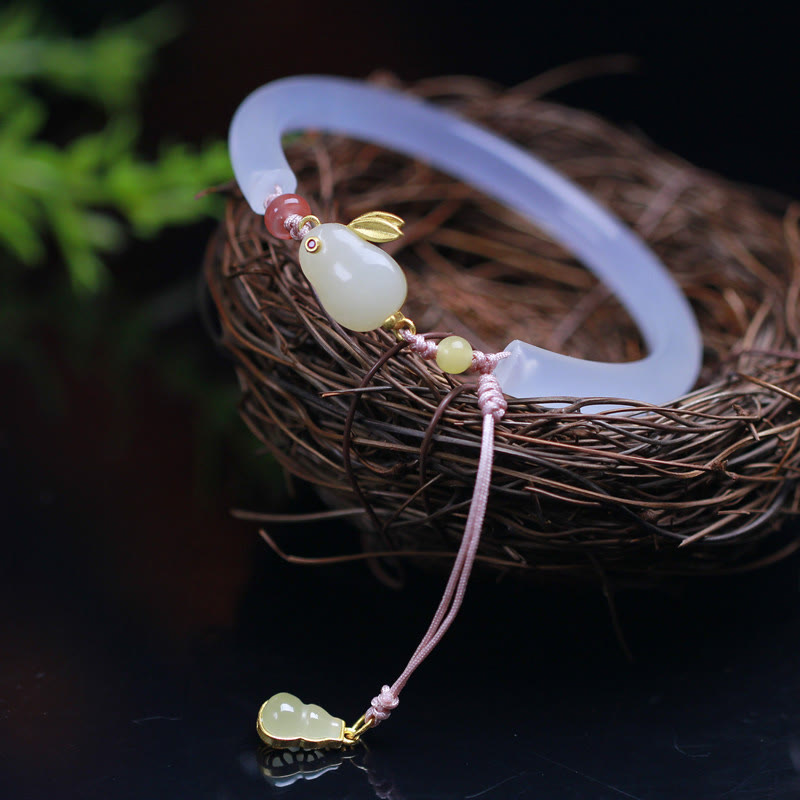 Pulsera con cuentas de ágata blanca natural y jade hetiano con diseño de conejo