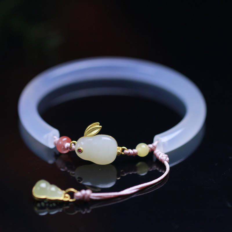 Pulsera con cuentas de ágata blanca natural y jade hetiano con diseño de conejo