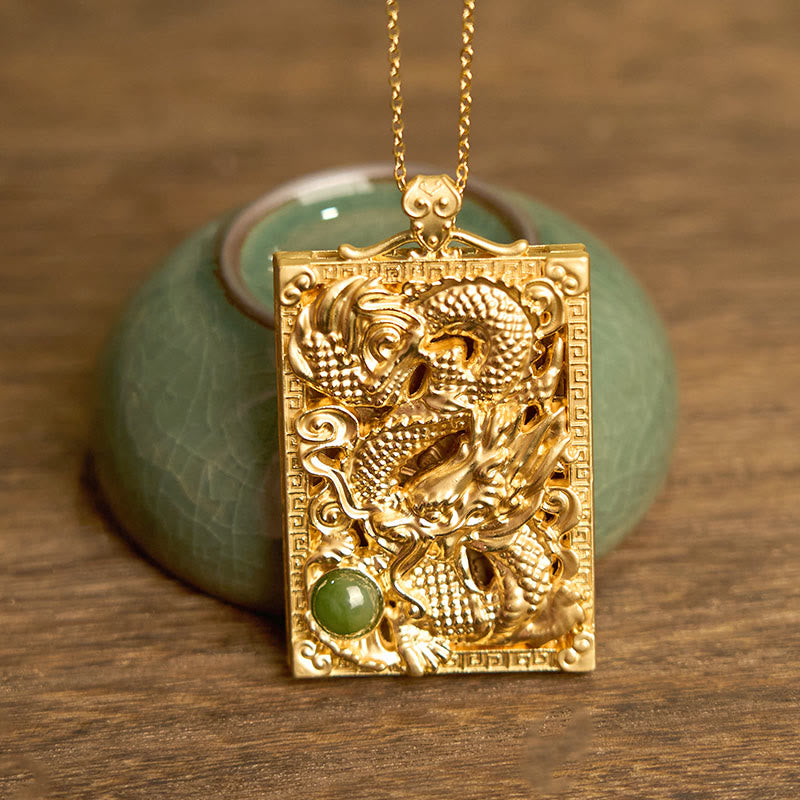 Collar con colgante de jade hetiano de cobre bañado en oro y piedras de Buda con dragón