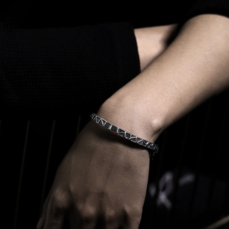 Media pulsera de protección con espinas y diseño de martillo de piedras de Buda en plata de ley