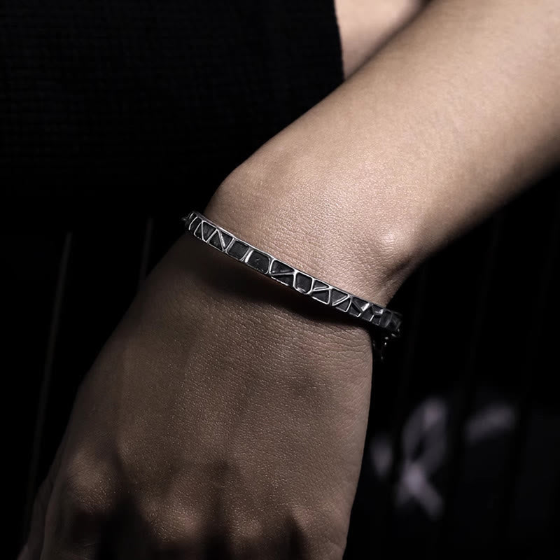 Media pulsera de protección con espinas y diseño de martillo de piedras de Buda en plata de ley