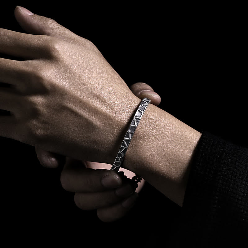 Media pulsera de protección con espinas y diseño de martillo de piedras de Buda en plata de ley