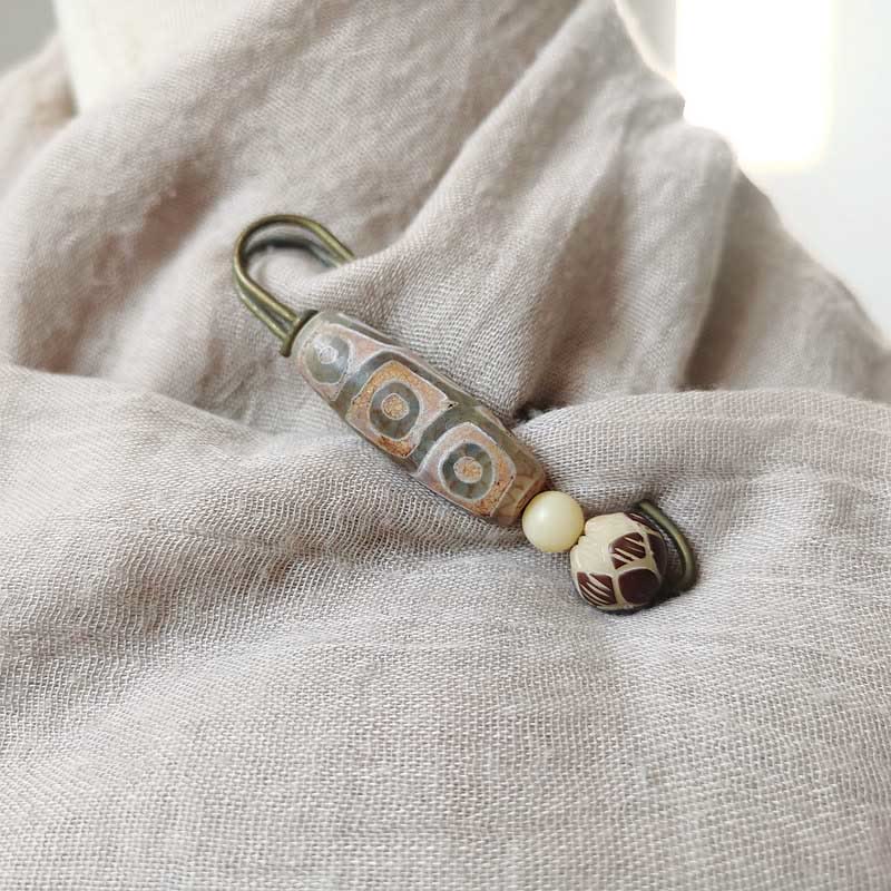 Broche protector de loto con semillas de bodhi y cuentas Dzi de nueve ojos de Buda