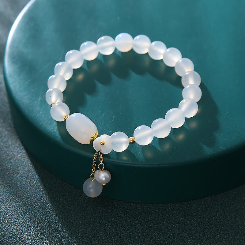 Pulsera de la suerte con flor de perla y ágata blanca de Buddha Stones