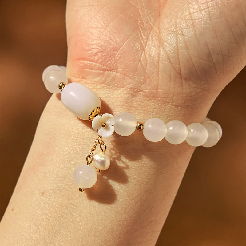 Pulsera de la suerte con flor de perla y ágata blanca de Buddha Stones