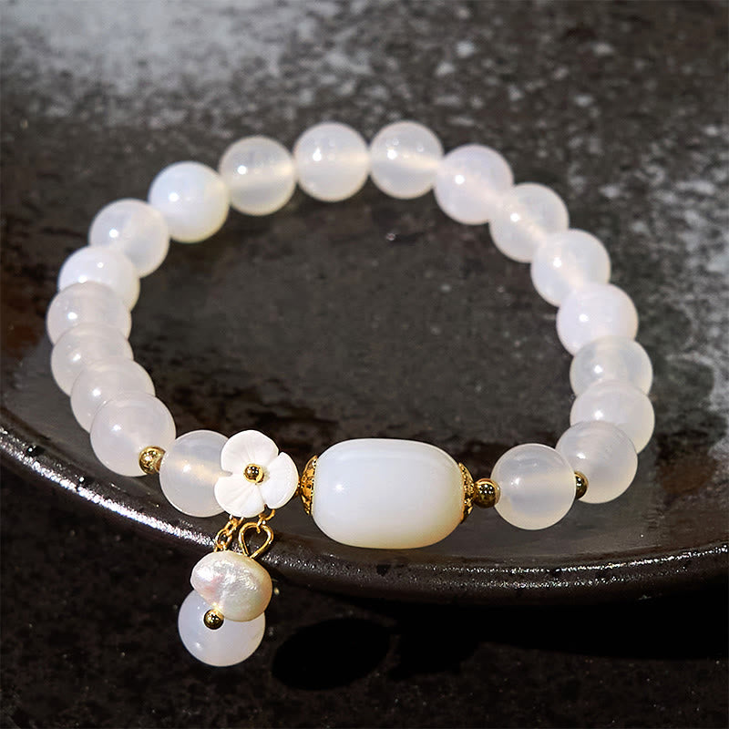 Pulsera de la suerte con flor de perla y ágata blanca de Buddha Stones
