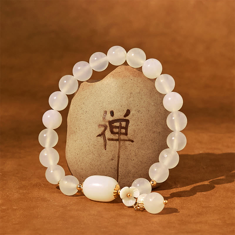 Pulsera de la suerte con flor de perla y ágata blanca de Buddha Stones