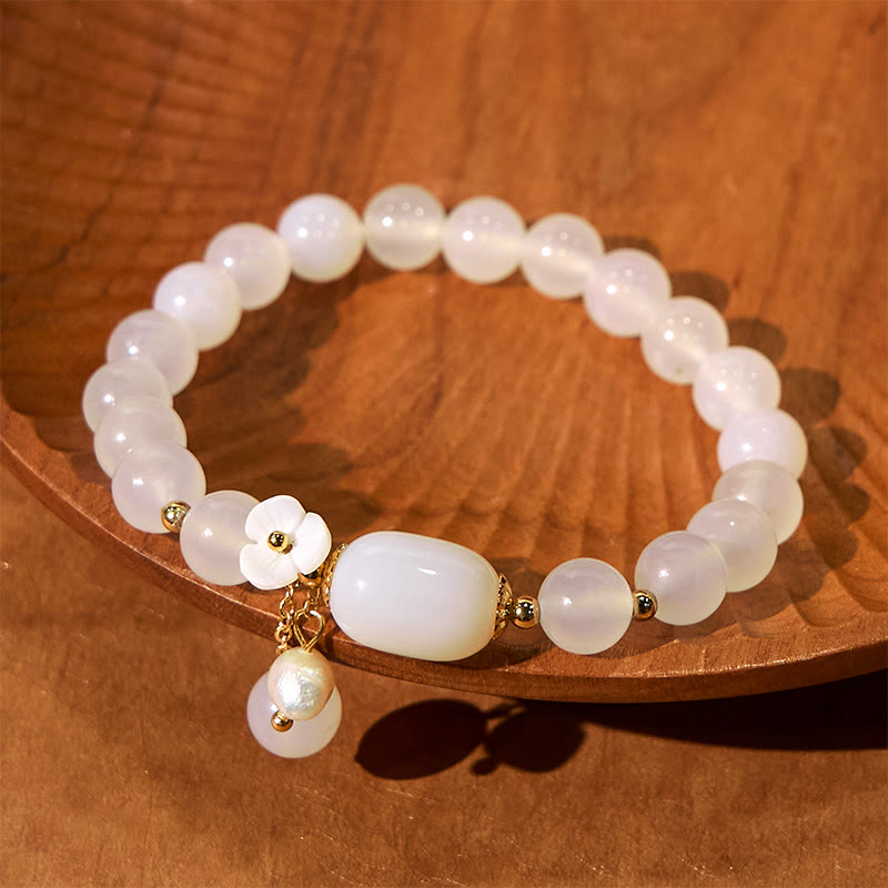 Pulsera de la suerte con flor de perla y ágata blanca de Buddha Stones