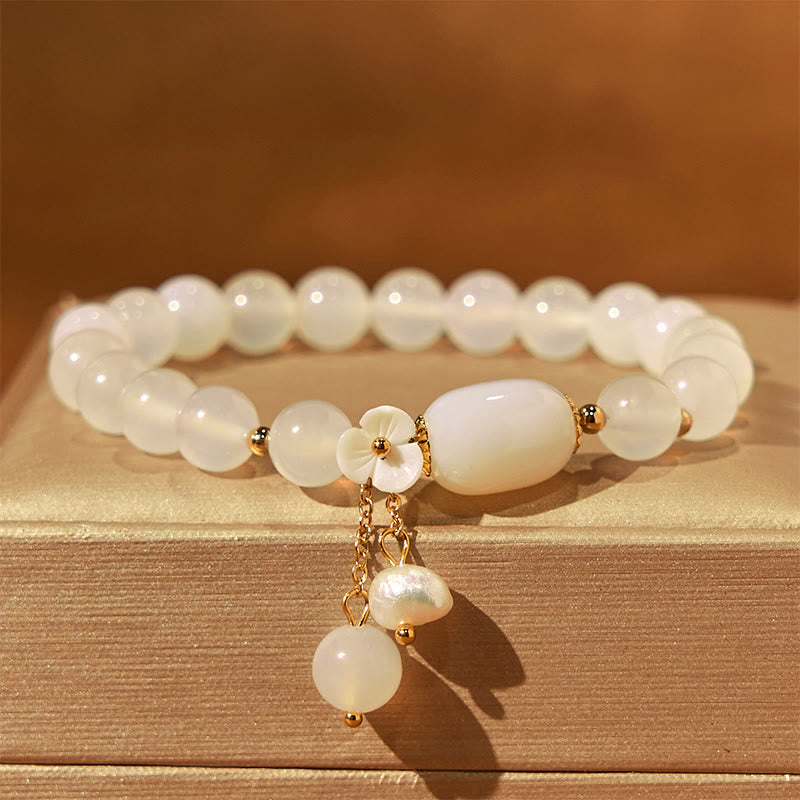 Pulsera de la suerte con flor de perla y ágata blanca de Buddha Stones