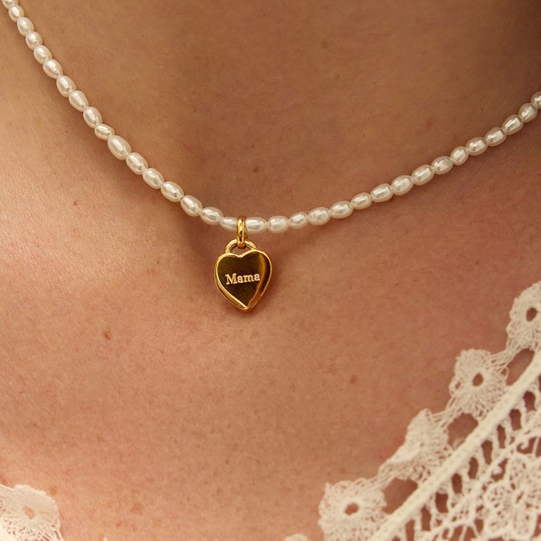 Collar de corazón con perla de semilla de plata grabada