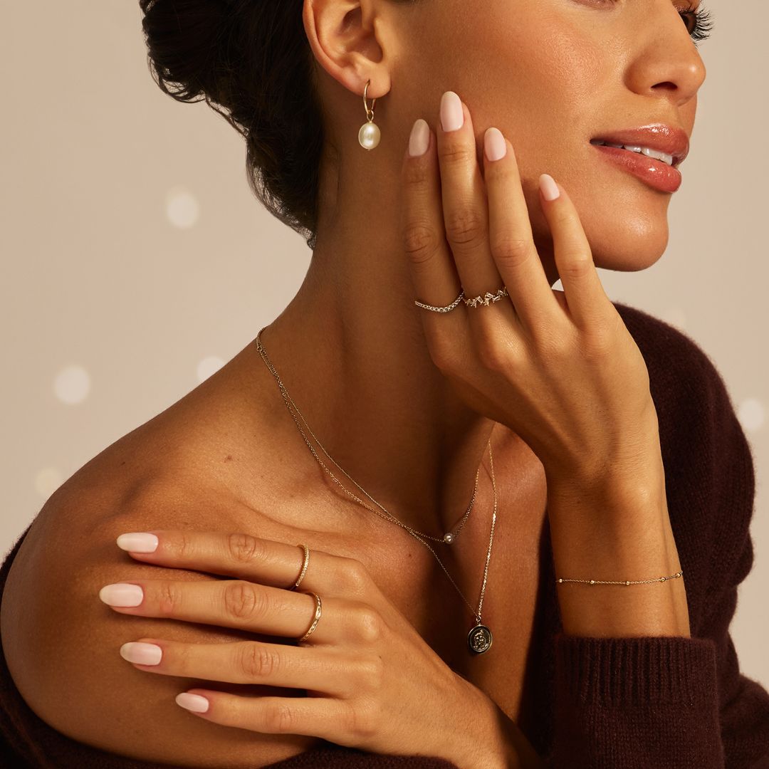 Anillo curvo de oro con diamantes