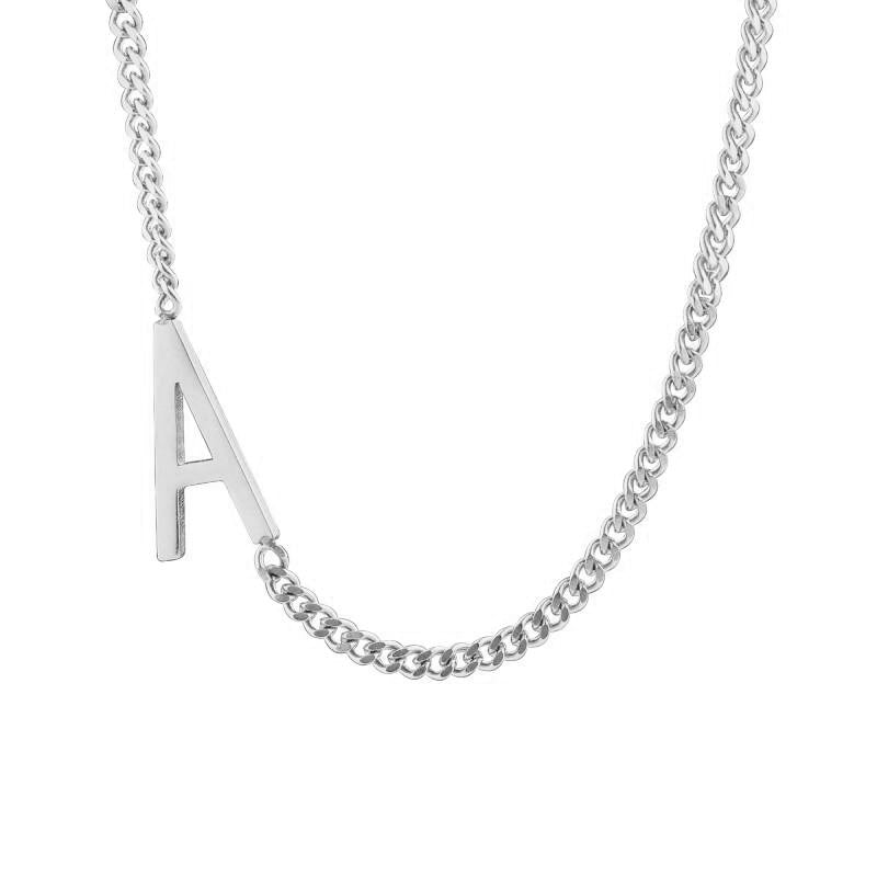 El collar con inicial delgada