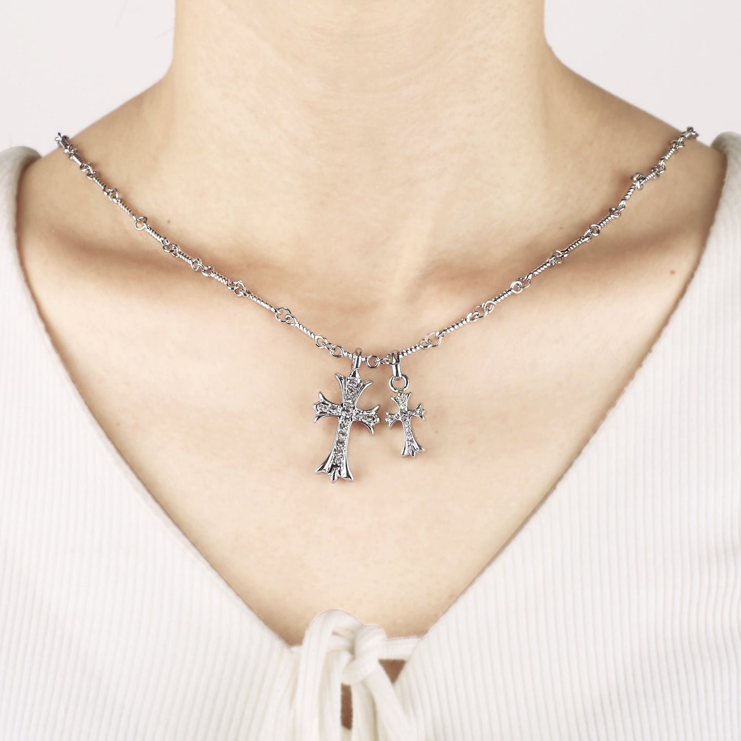 Collar con colgante de doble cruz