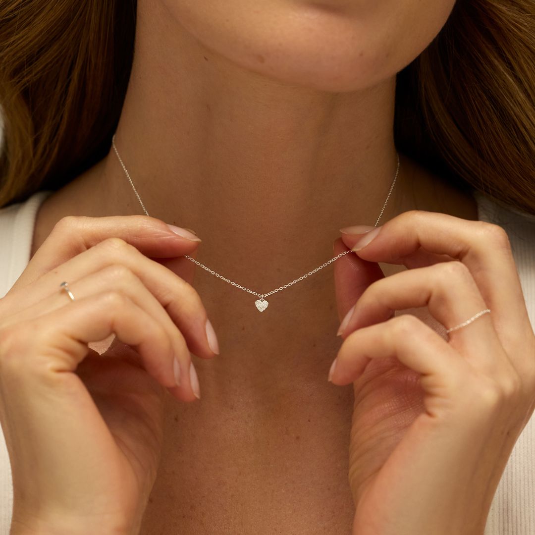 Collar de corazón con racimo de diamantes de plata