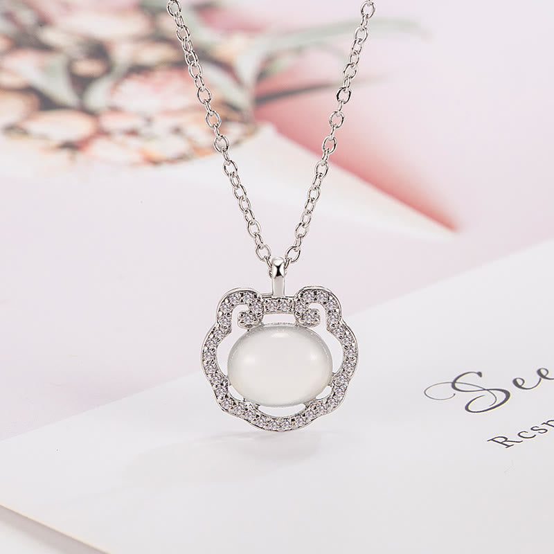 Collar con colgante positivo de candado de buenos deseos y calcedonia con piedras de Buda