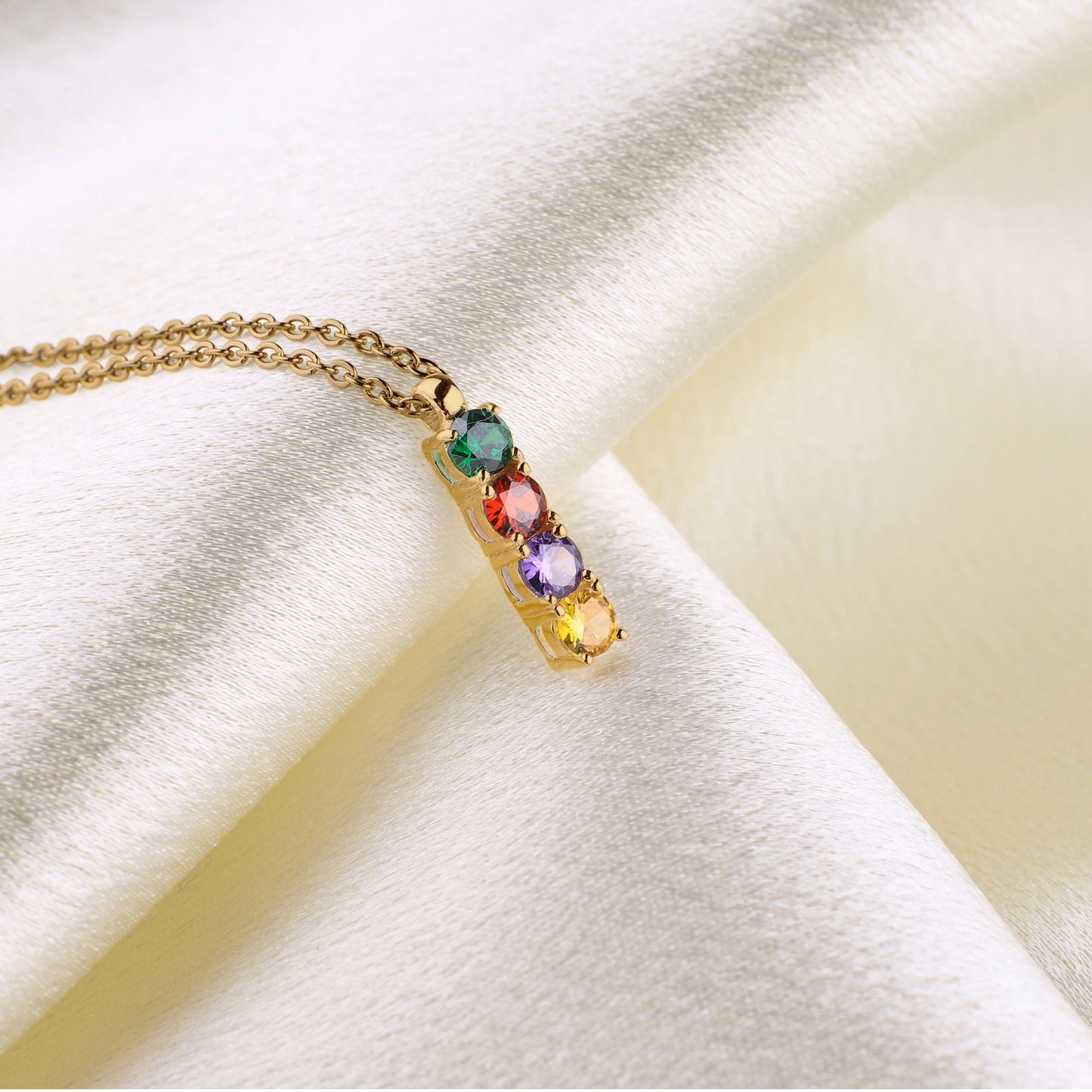 Collar con piedra de nacimiento familiar