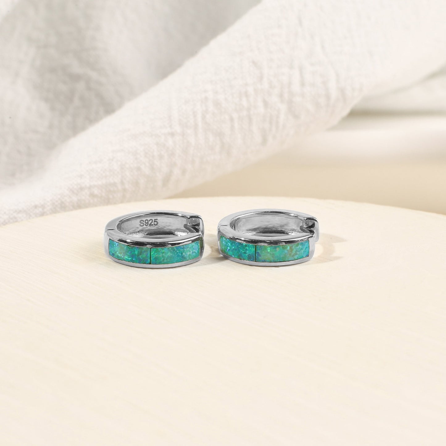 Huggie-Ohrringe mit Opal-Inlay