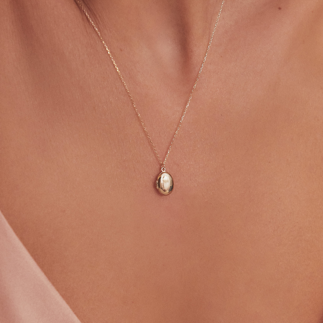 Collar con medallón ovalado de oro