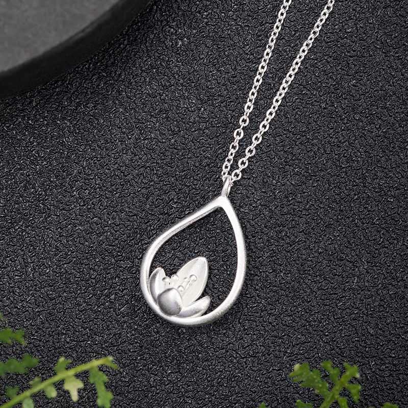 Collar con colgante de flor de loto y flor de loto de plata de ley 925 con piedras de Buda y diseño floral.