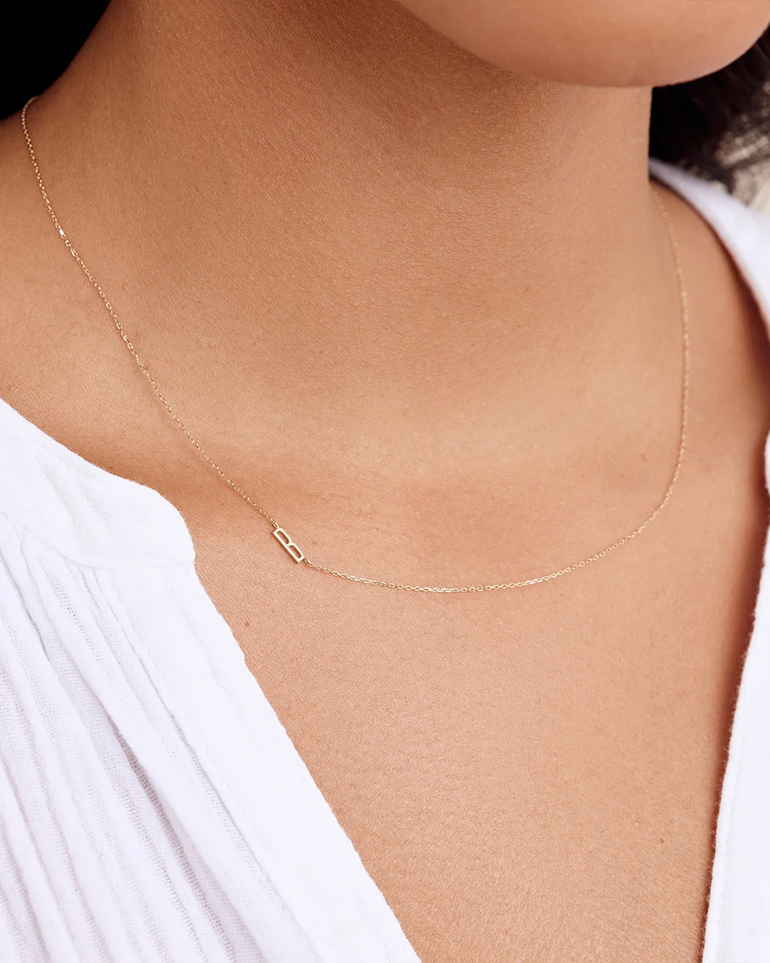 Collar con el alfabeto en oro de 14 quilates