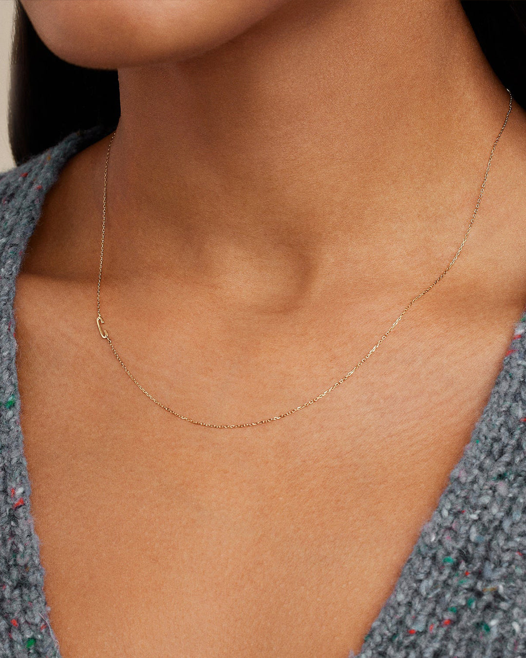 Collar con el alfabeto en oro de 14 quilates