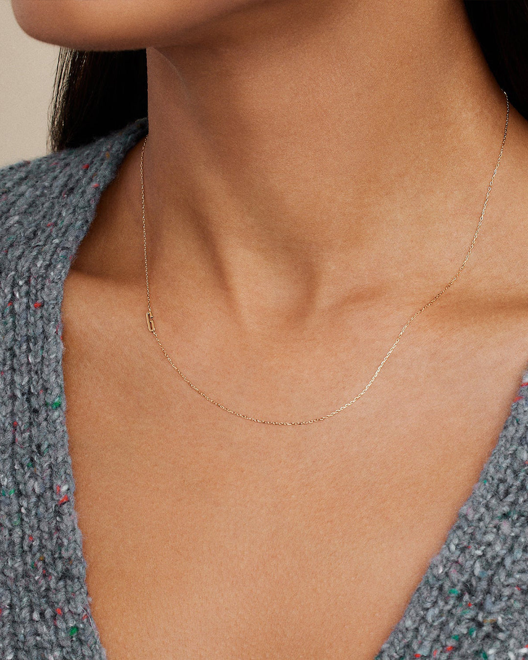 Collar con el alfabeto en oro de 14 quilates