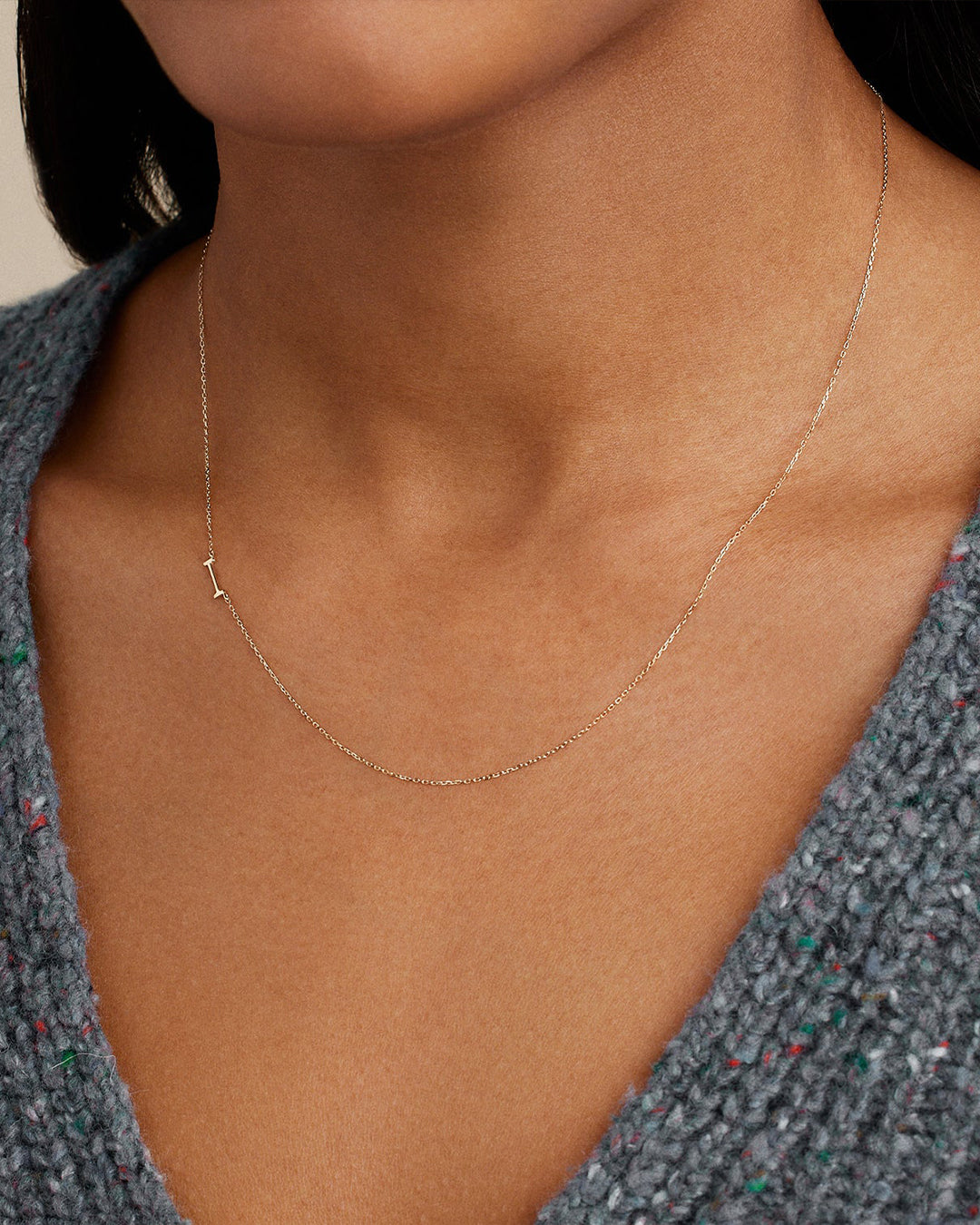 Collar con el alfabeto en oro de 14 quilates