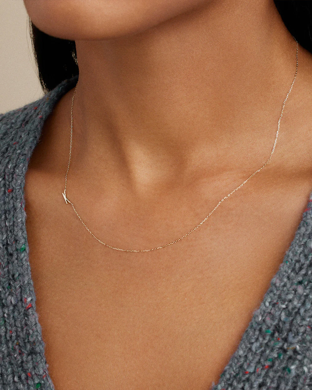 Collar con el alfabeto en oro de 14 quilates