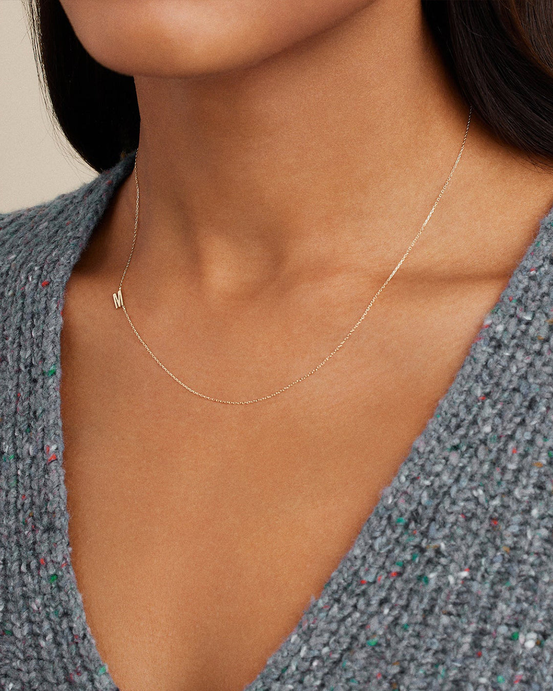 Collar con el alfabeto en oro de 14 quilates