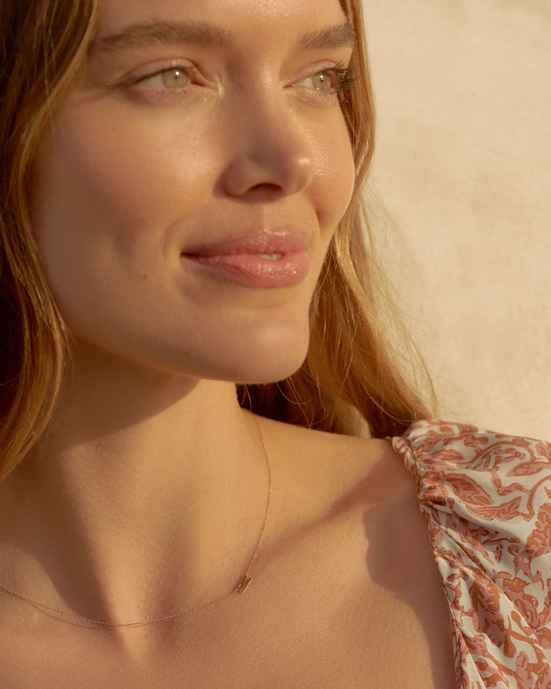 Collar con el alfabeto en oro de 14 quilates