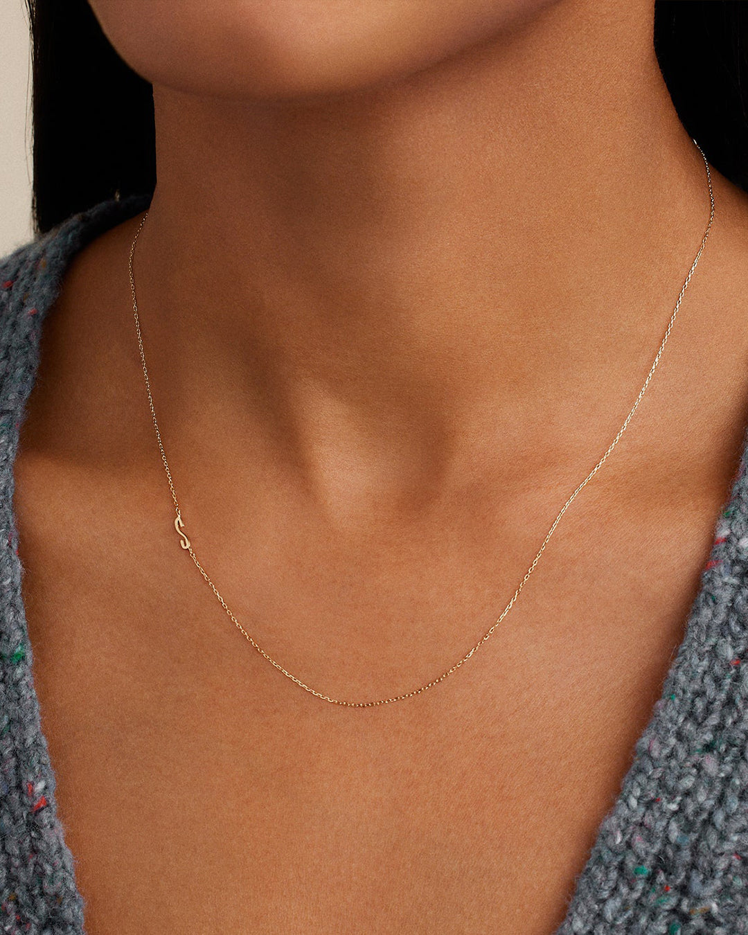 Collar con el alfabeto en oro de 14 quilates