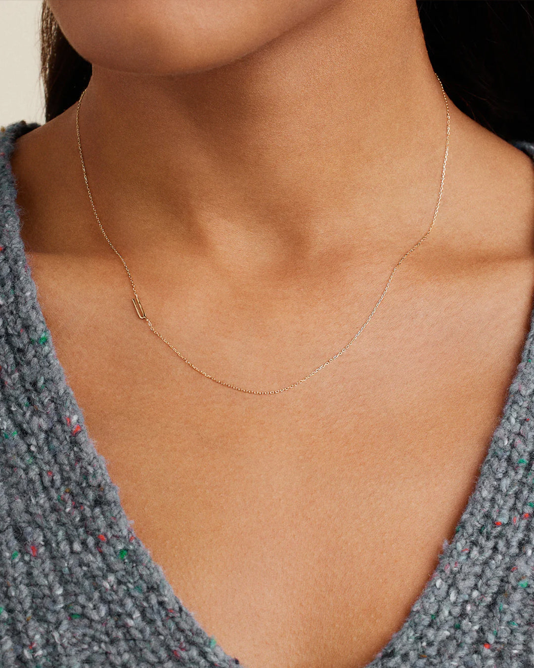 Collar con el alfabeto en oro de 14 quilates