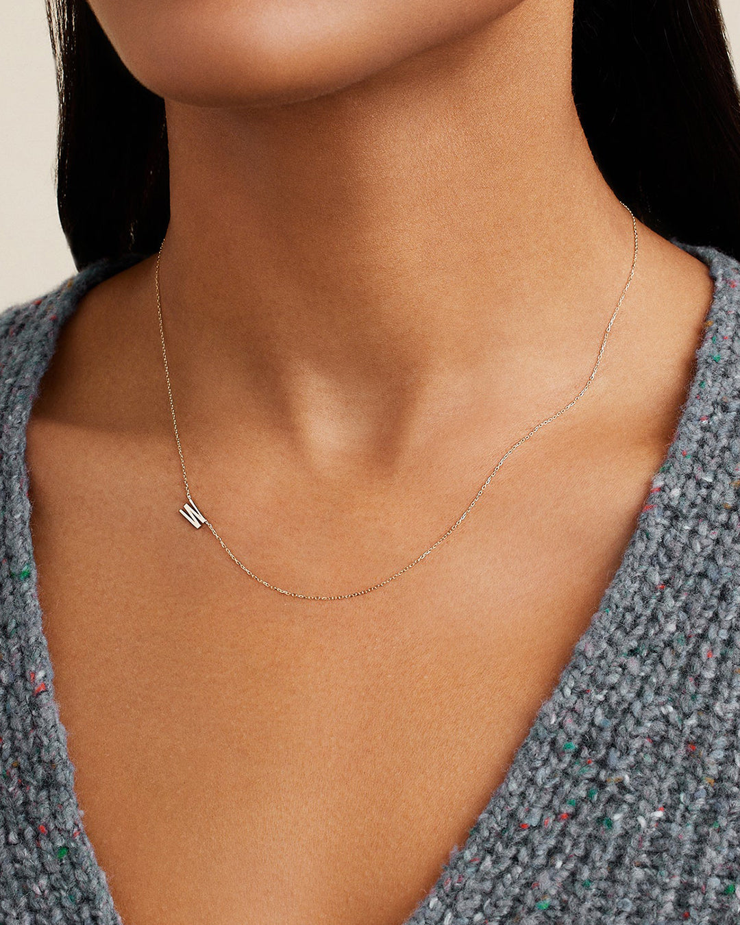 Collar con el alfabeto en oro de 14 quilates