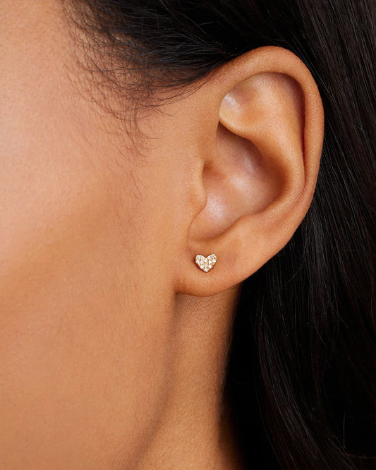 Arete individual con forma de corazón con pavé de diamantes